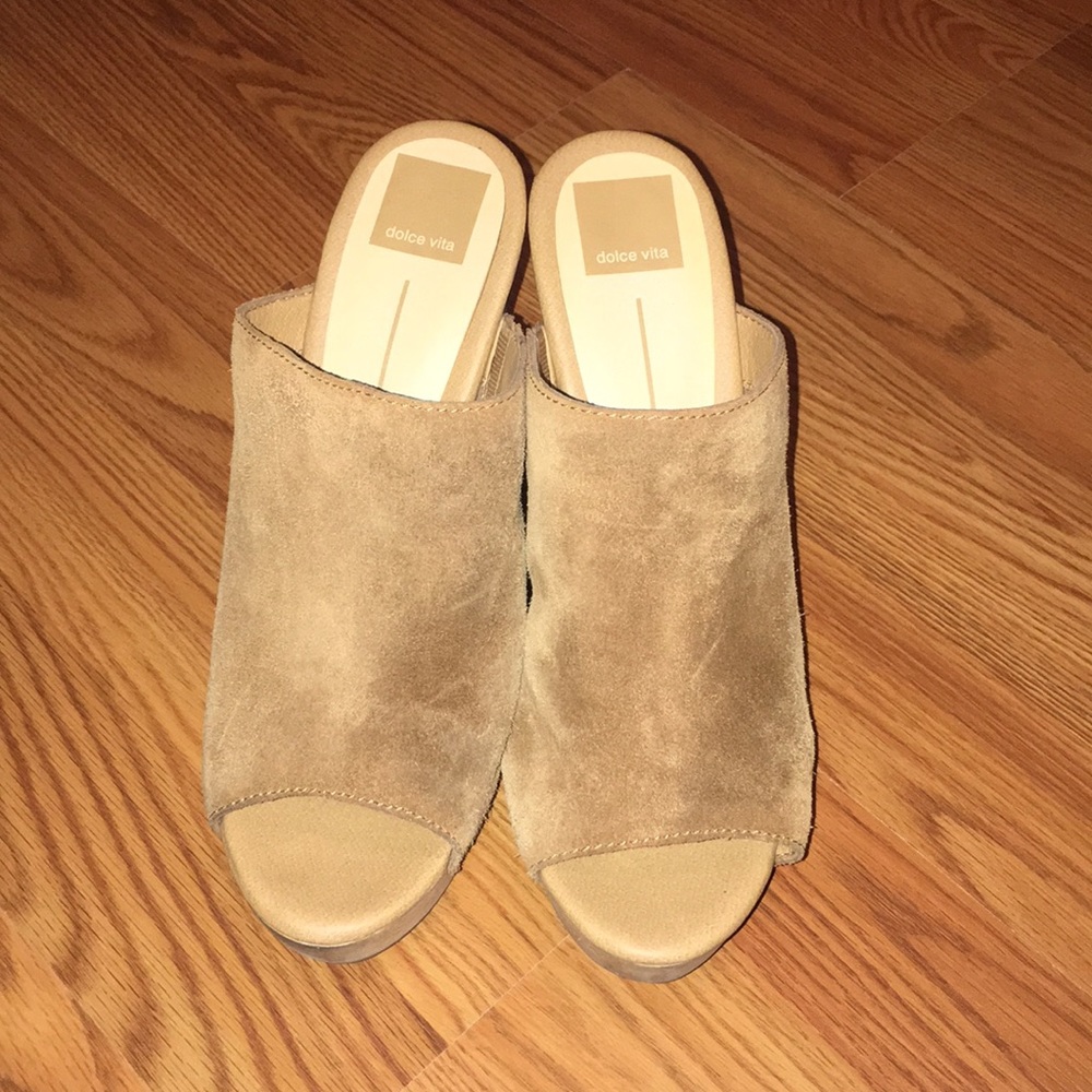 Dolce Vita fringe tan wedge!!